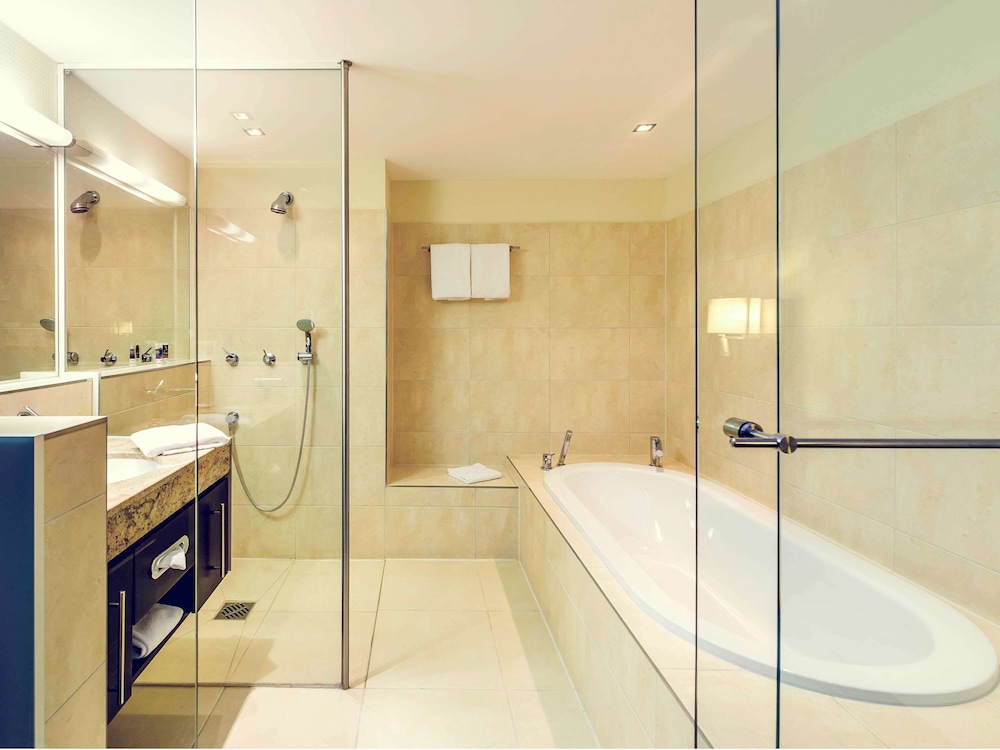 Junior Suite, 1 Double Bed (private bathroom with shower and tub) - Photo 4