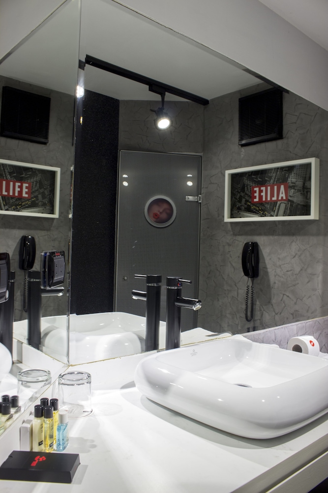 Room (Cosmopolitan) photo 3