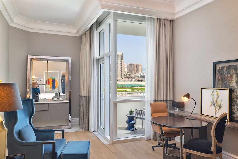 Club Room, 1 King Bed, Club Lounge Access - Photo 1