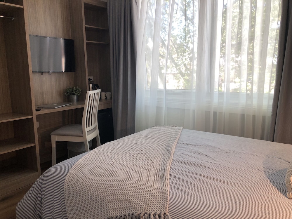 Comfort Room, 1 Queen Bed, Private Bathroom thumbnail 5