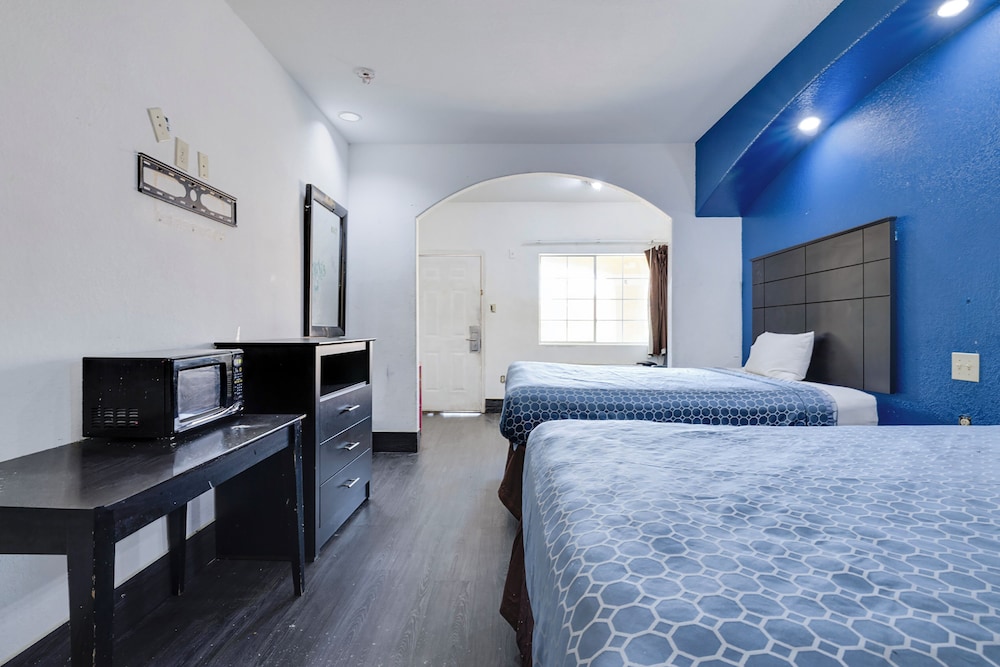 2 Queen Beds Smoking with Kitchenette - Photo 2