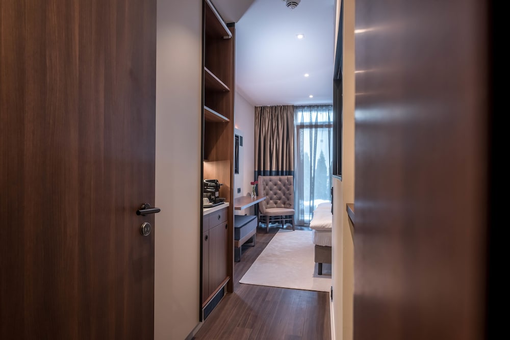 Standard Room, 1 King Bed photo 2