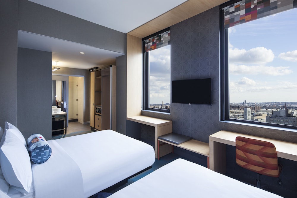 aloft, Room