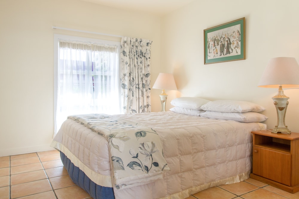 Studio, 1 Bedroom, Accessible, Pool View