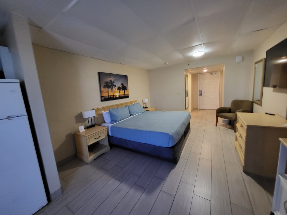 Standard Studio, 1 King Bed, Kitchenette, Partial Ocean View (Poolside) - Photo 1