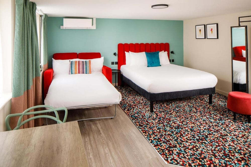 Room, 1 Queen Bed with Sofa bed (The Works) photo 2