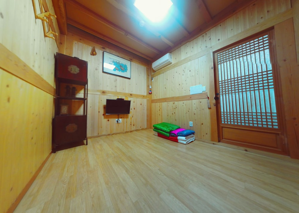 Triple Room, Private Bathroom (Free Korean Traditional Clothes Exp.) photo 1