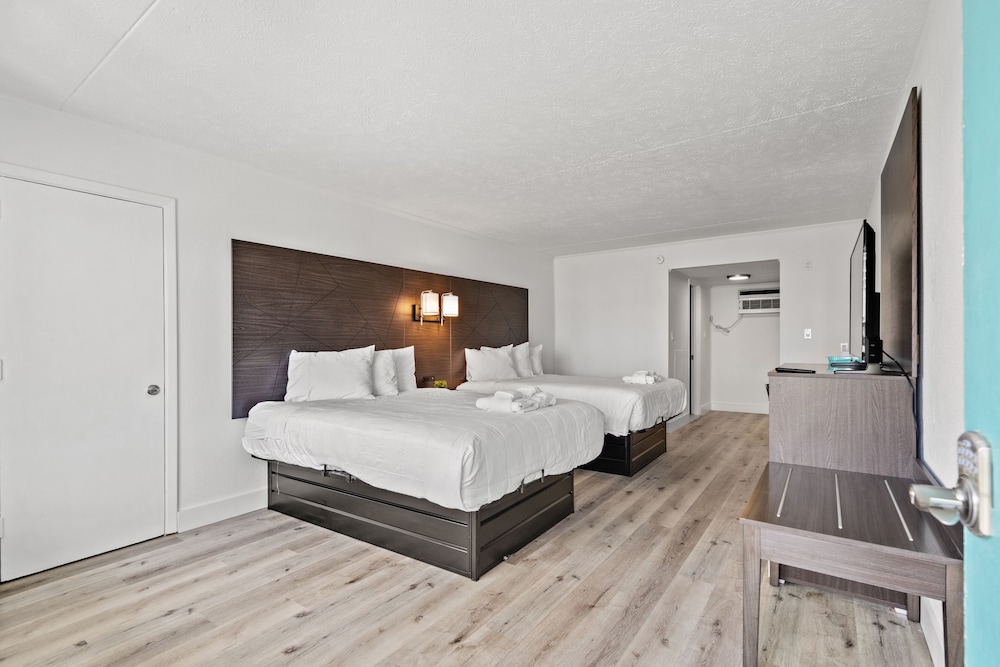Standard Room, 1 King Bed, City View, Beachside photo 3