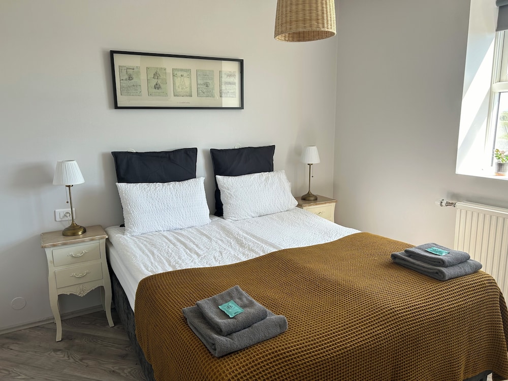 Basic Double Room, Shared Bathroom photo 3