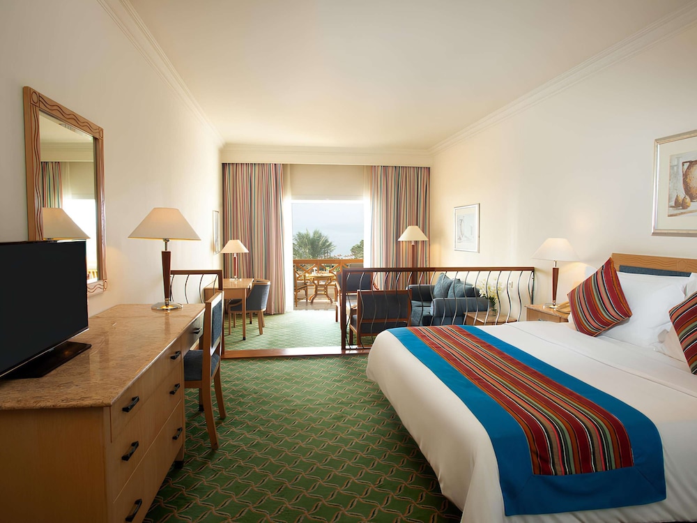 Deluxe Room, 1 King Bed, Sea View - Photo 3