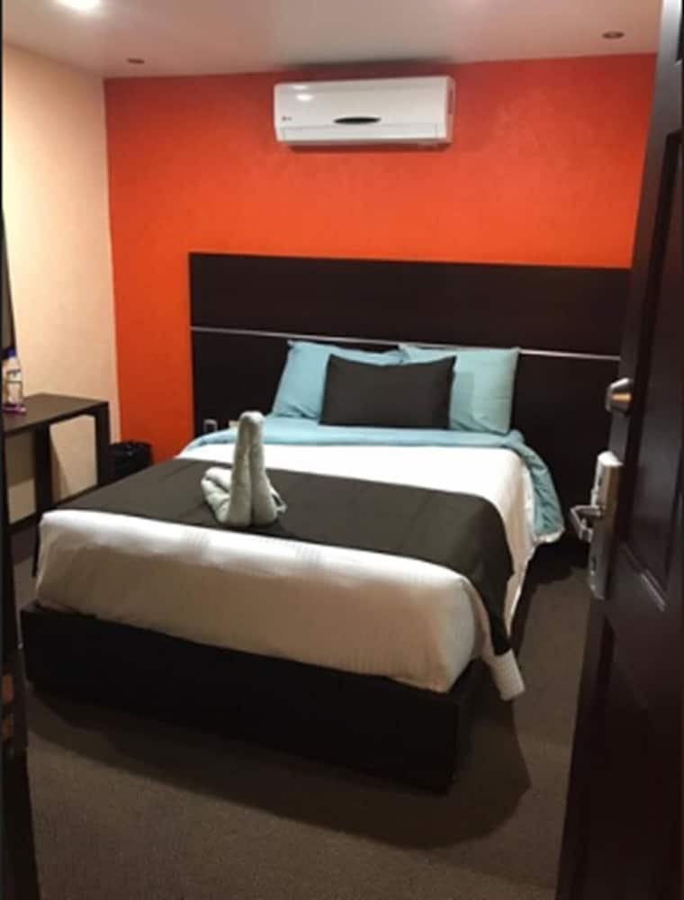 Basic Single Room, 1 Double Bed photo 2