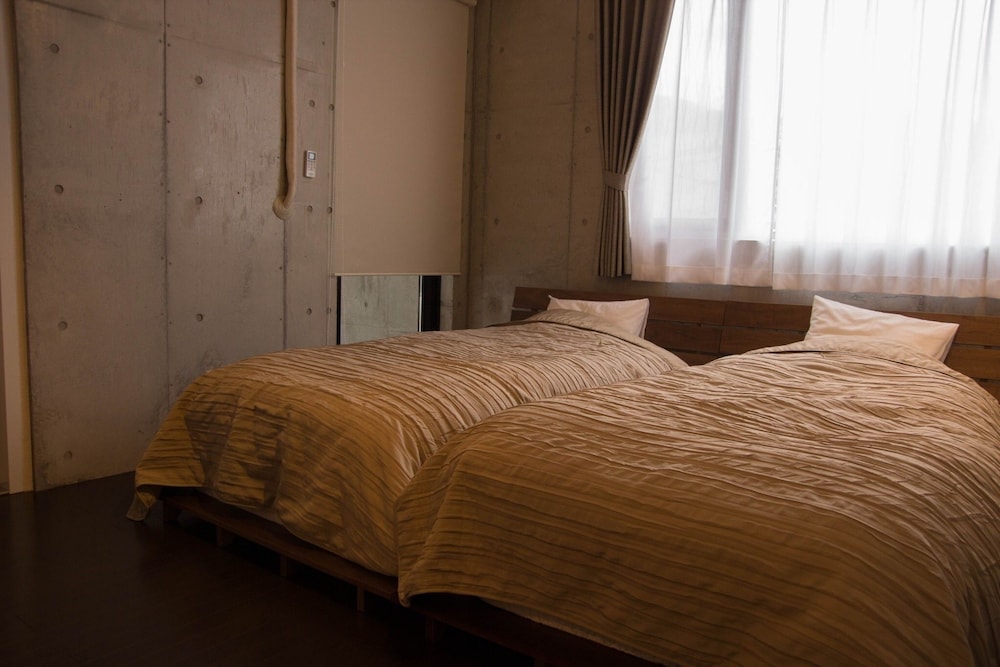 Twin Room 303 with Bathtub photo 3