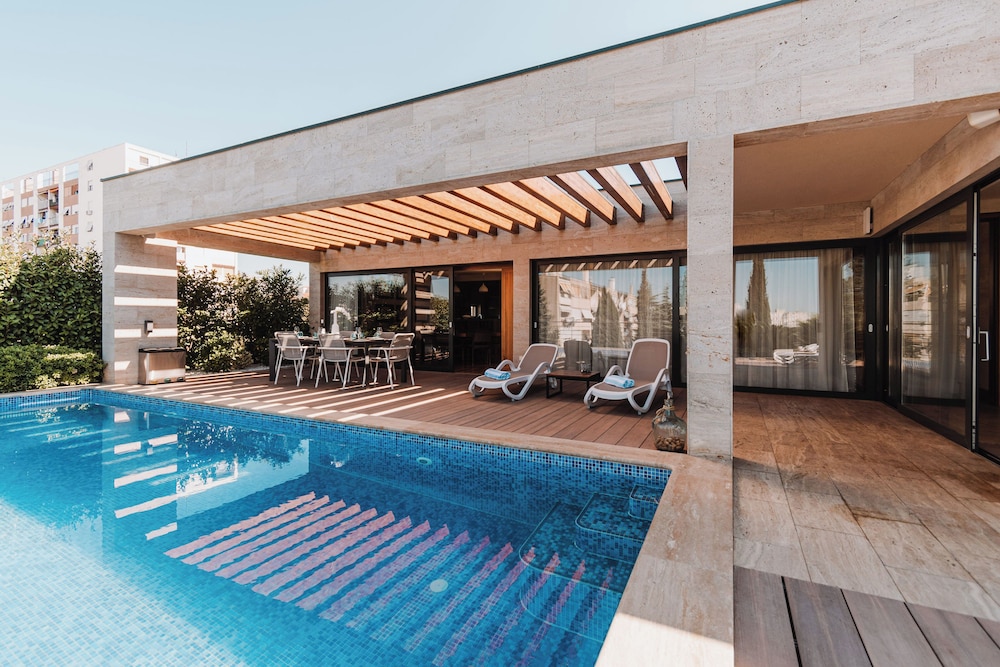 Luxury Penthouse, 3 Bedrooms, City View