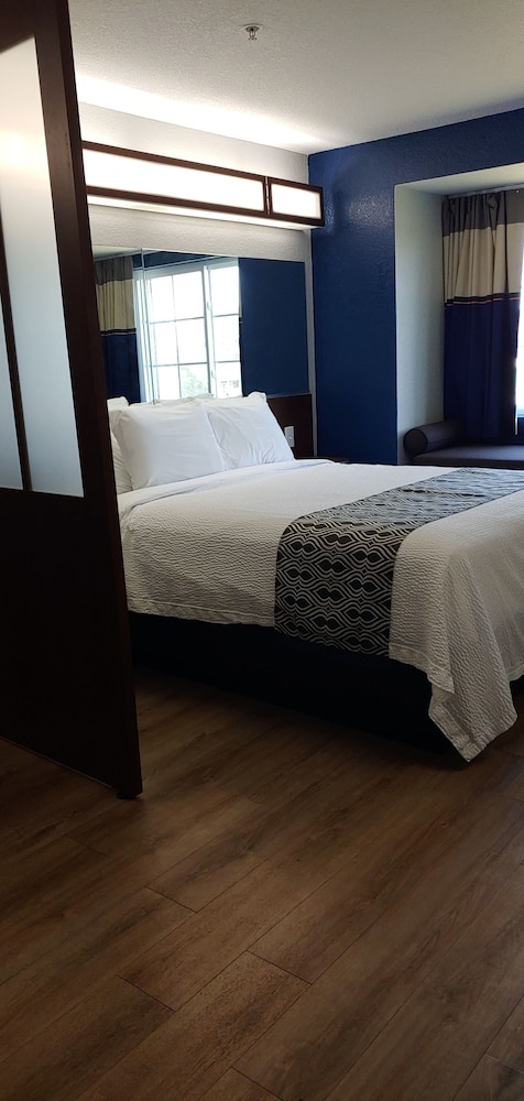 Studio Suite, 1 Queen Bed, Non Smoking photo 1