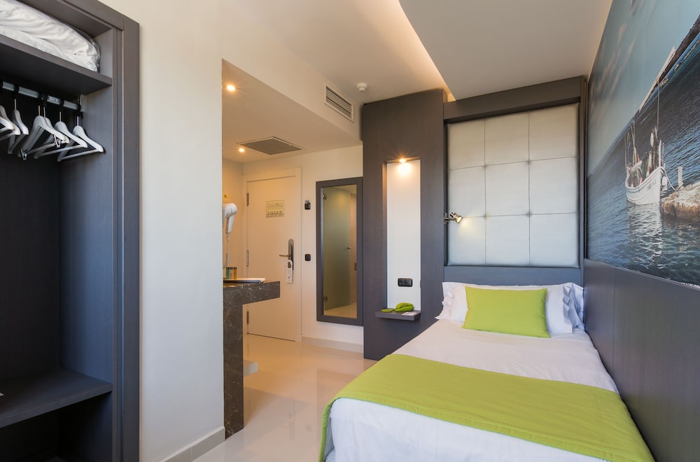 Single Room (Joy)