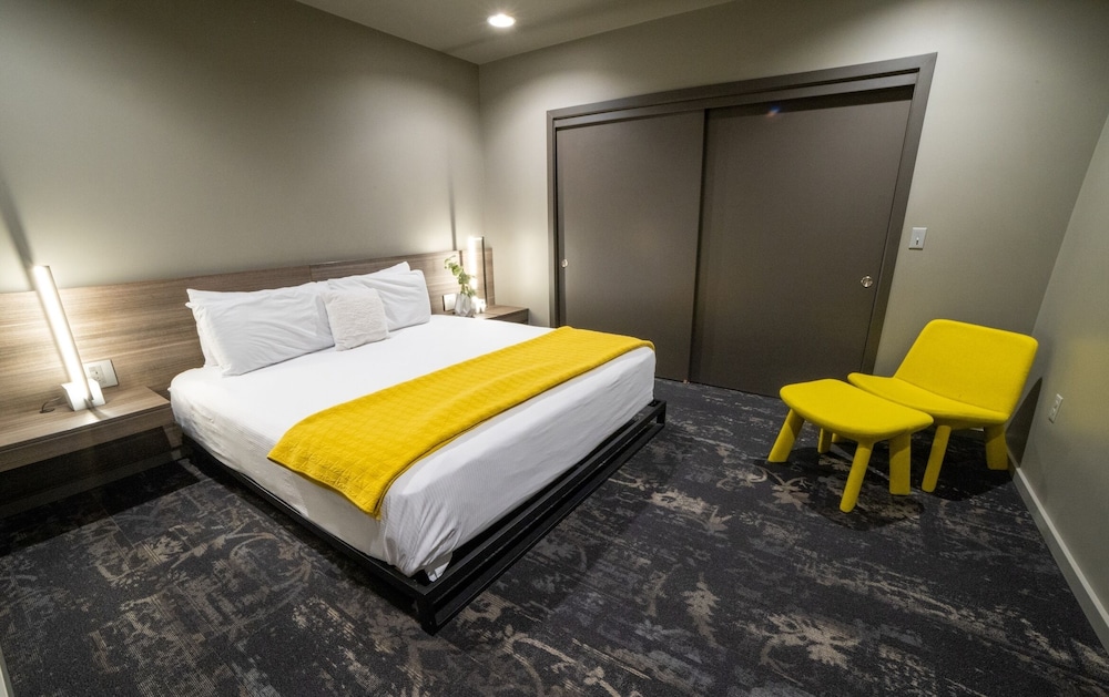 Montvale Premier Suite - Photo 2