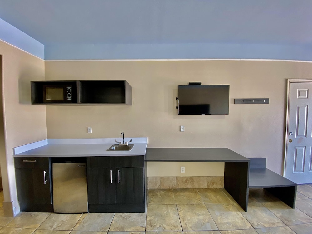 Suite, 1 King Bed, Kitchenette photo 3
