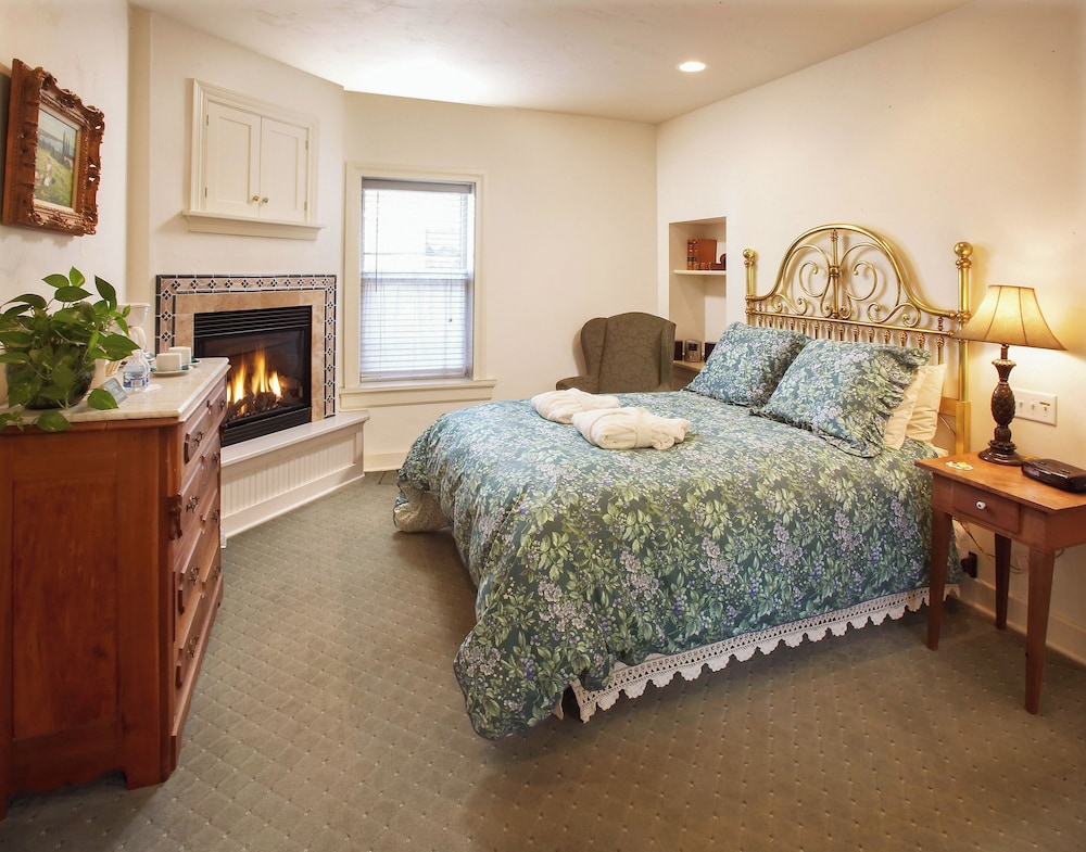 Room, 1 Queen Bed, Fireplace