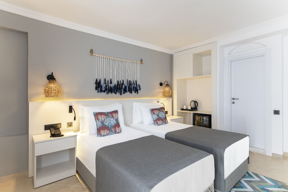 Standard Room, 1 King Bed, Sea View - Photo 3
