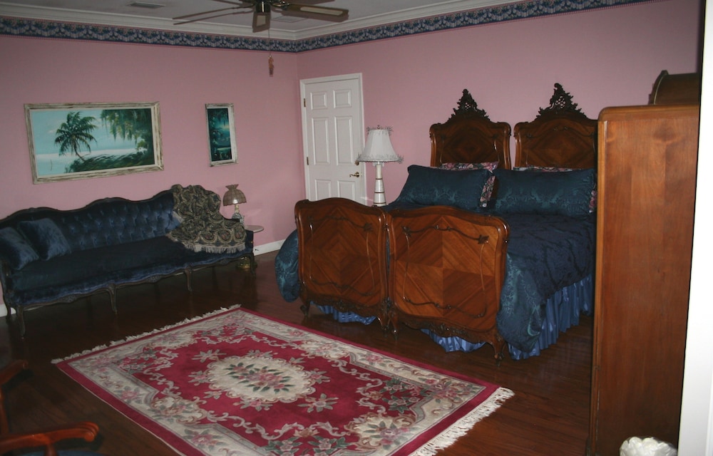 Presidential Studio Suite, 1 King Bed with Sofa bed, Jetted Tub, LakeView Not Pet Friendly(Heavenly) photo 1