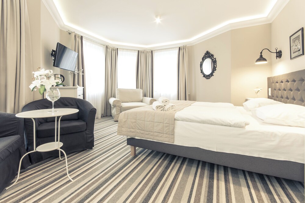 Deluxe Room with King-size bed and balcony