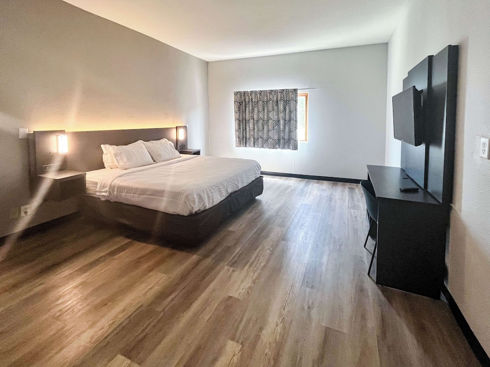 Standard Suite, 1 King Bed, Non Smoking, Kitchenette - Photo 7