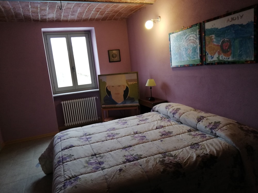 Double Room, 1 Queen Bed, Shared Bathroom photo 2