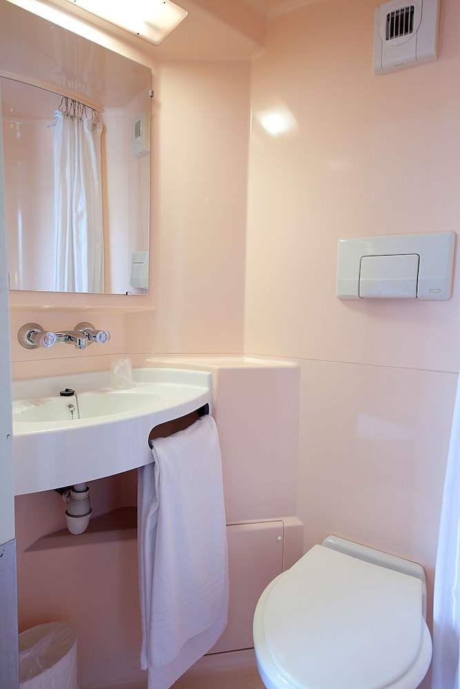 Standard Room, 3 Twin Beds - Photo 6
