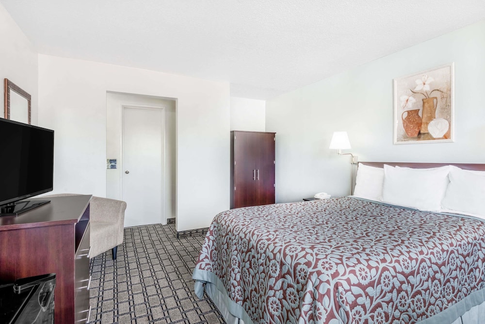 Standard Room, 1 King Bed photo 2