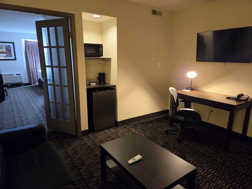 Superior Suite, 2 Queen Beds thumbnail 6