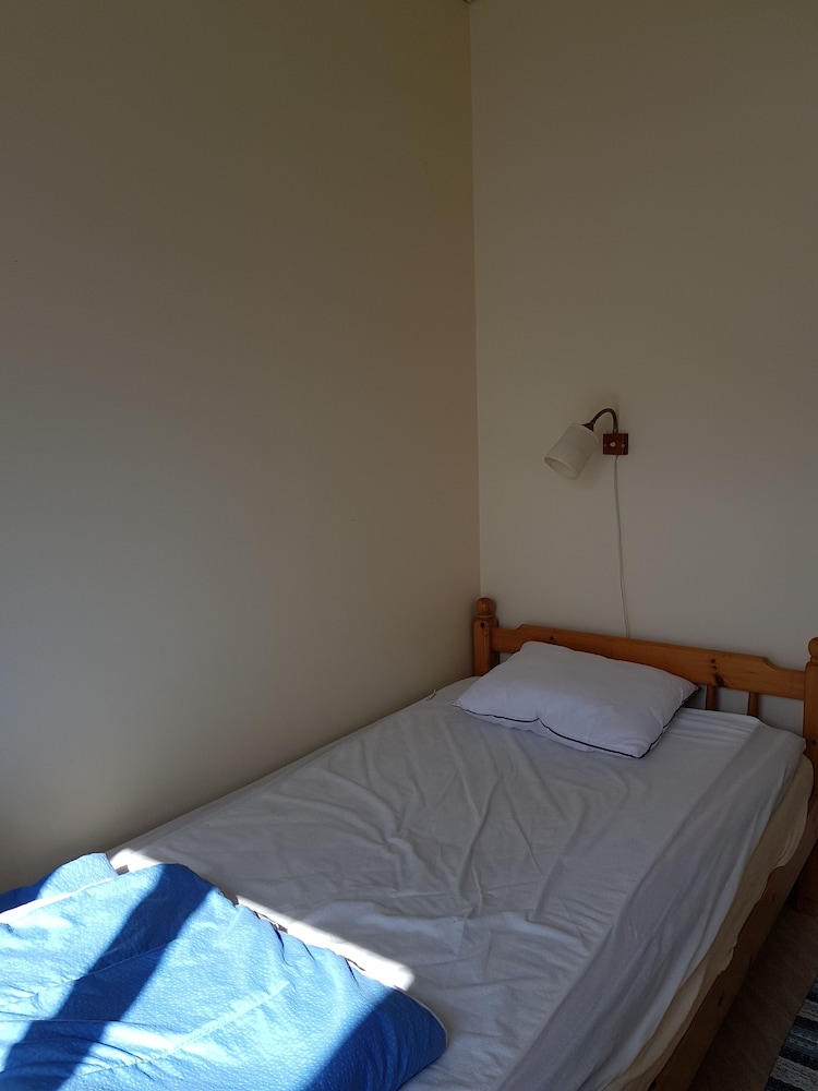 Basic Single Room, Shared Bathroom photo 2