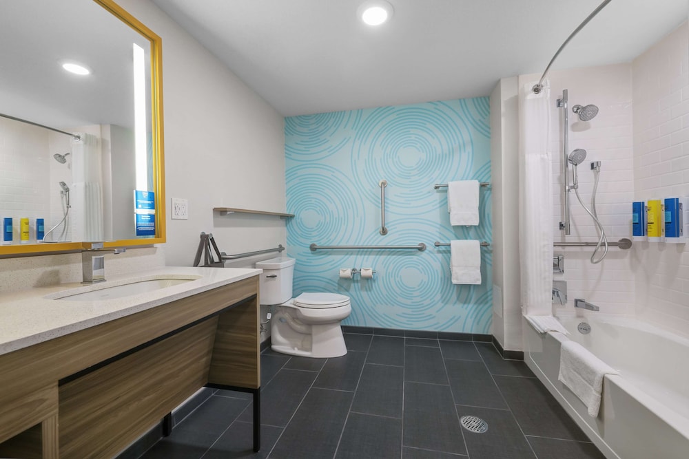 Room, 1 King Bed, Accessible, Bathtub (Mobility & Hearing) - Photo 5