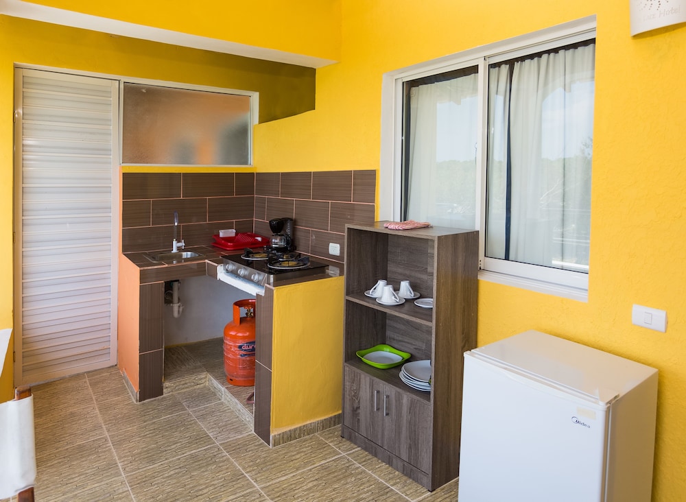 Room, 1 Queen Bed (Kitchenette) photo 2