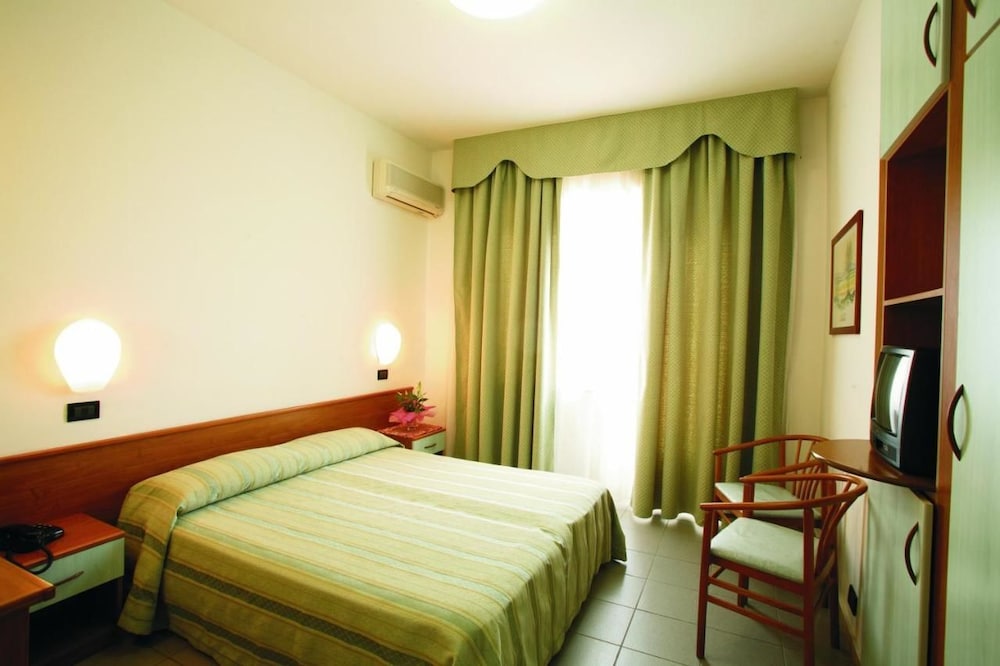 Standard Double or Twin Room photo 1