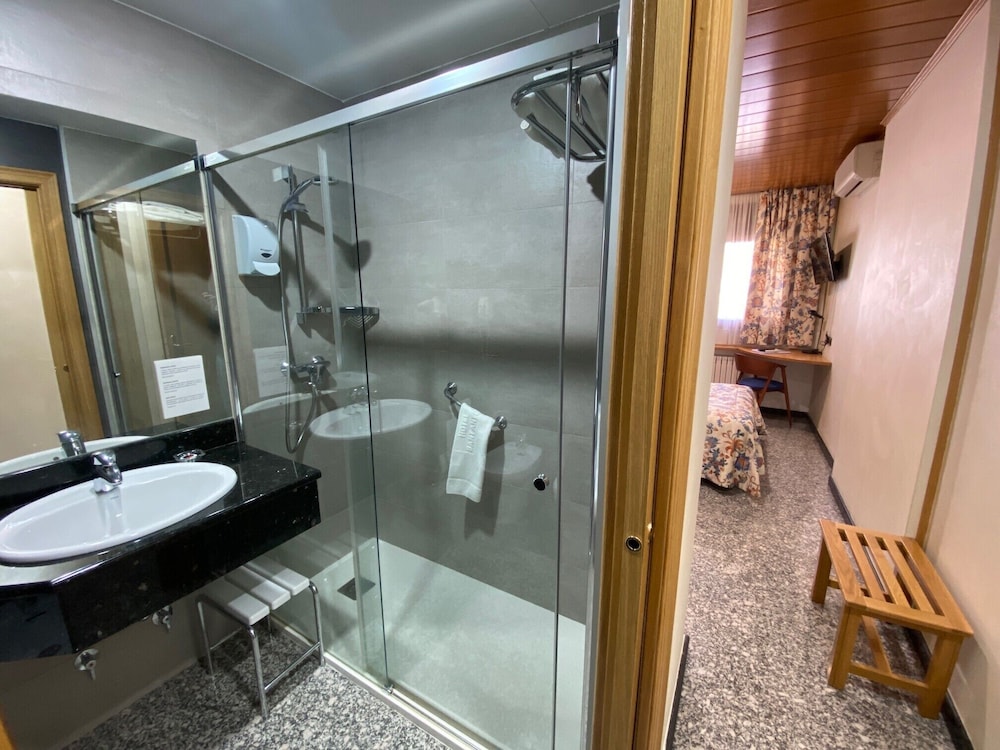Double or Twin Room - Photo 3