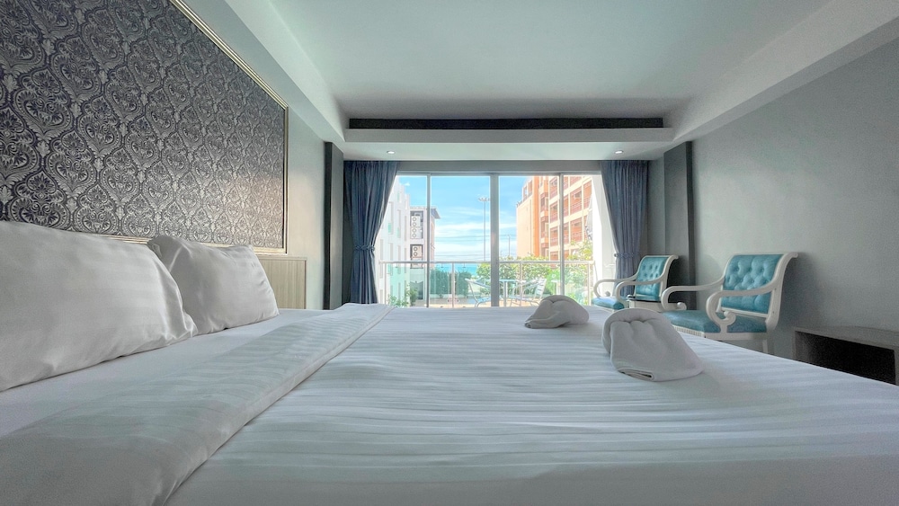 Deluxe Room, 1 King Bed, Sea View - Photo 3