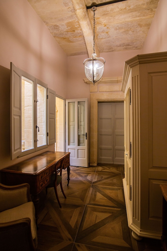 Superior Double Room, Ensuite ( King Room with balcony) - Photo 16