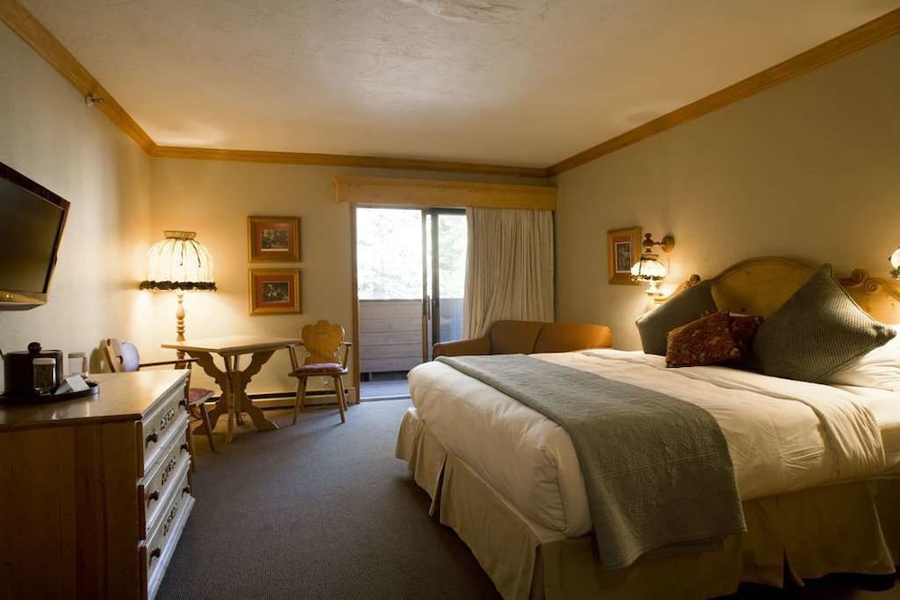 Room, 1 King Bed With Sofa Bed (Tyrolean) photo 1