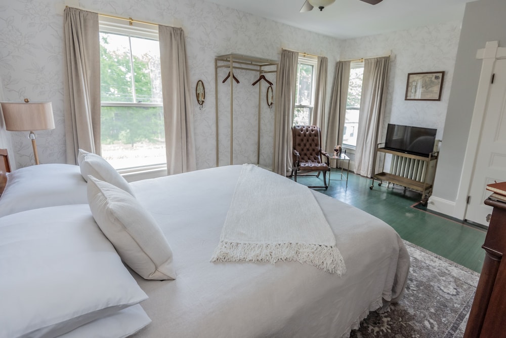 Standard Room, 1 King Bed photo 3