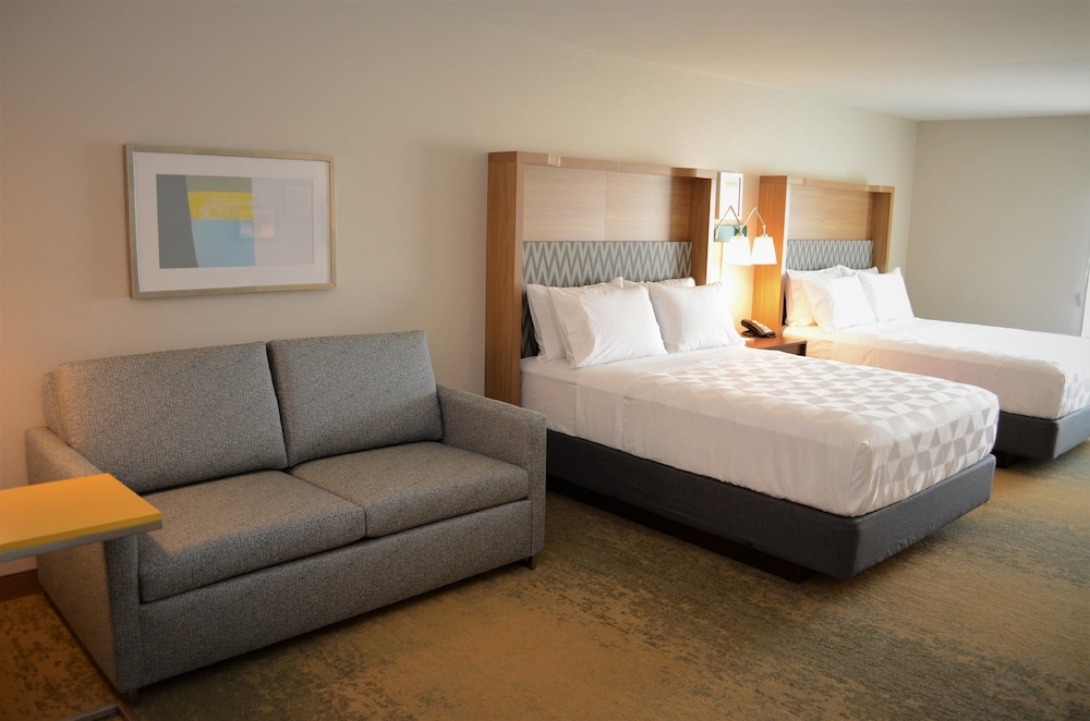 Premium Room, Multiple Beds - Photo 9