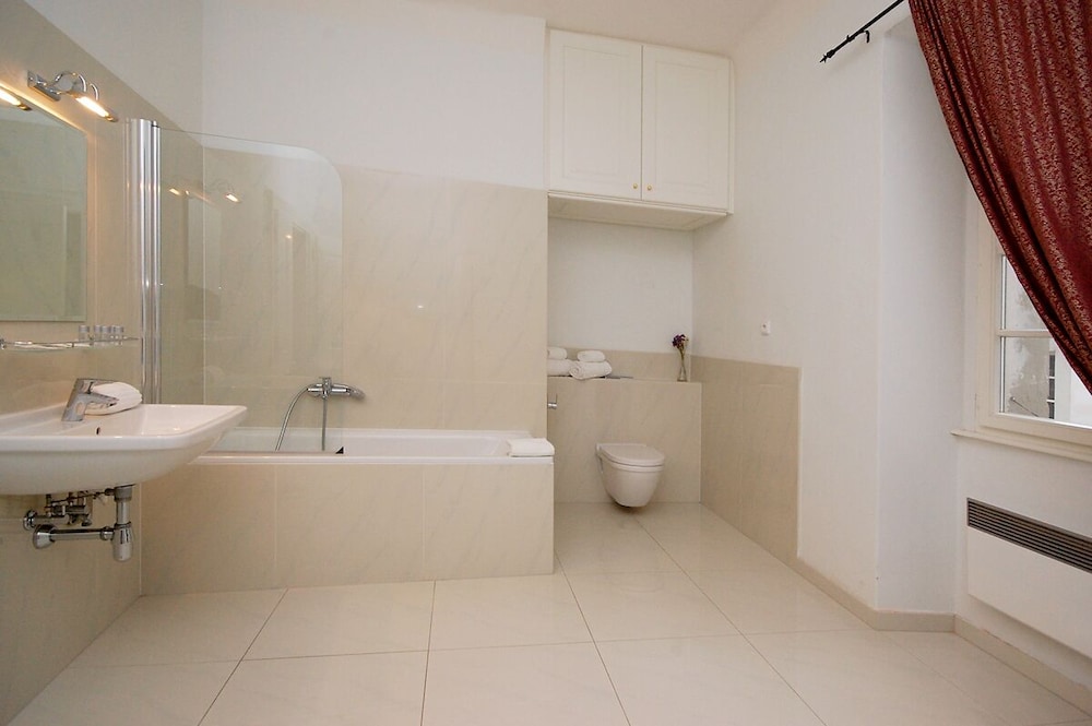 Family Apartment, 1 King Bed with Sofa bed, Kitchenette thumbnail 5