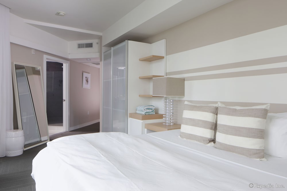 Deluxe Room, 1 King Bed, Partial Ocean View