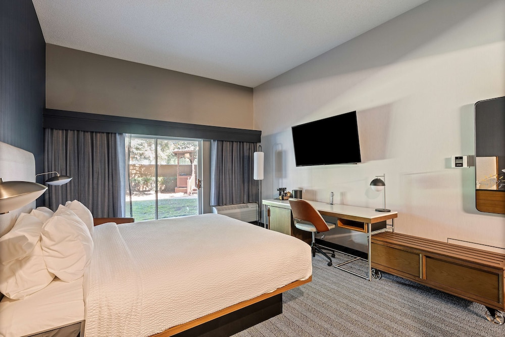 Executive Room, 1 King Bed with Sofa bed, Accessible (Mobility Rollin Shower) - Photo 4