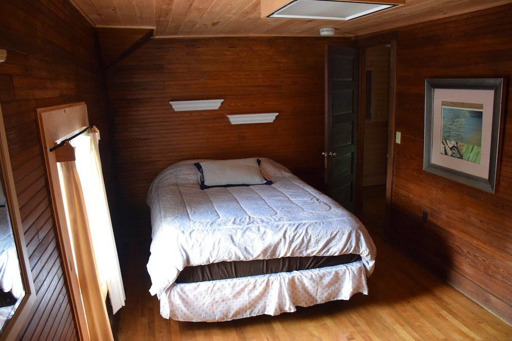Standard Room, 1 Queen Bed photo 2
