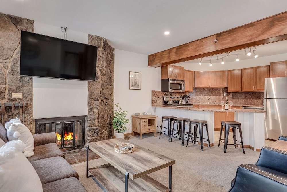 Premier Studio (Unit 102)