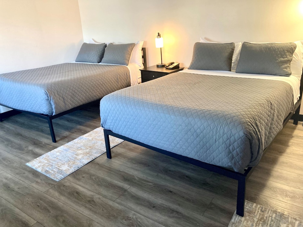 Standard Room, 2 Queen Beds, Non Smoking - Photo 7