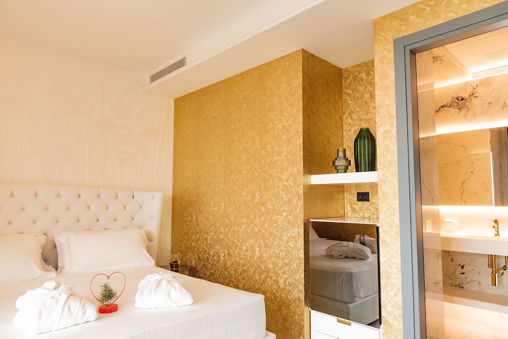 Grand Suite, Jetted Tub, Partial Sea View photo 2