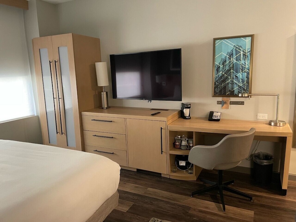 Elite Room, 1 King Bed with Sofa bed, City View photo 3