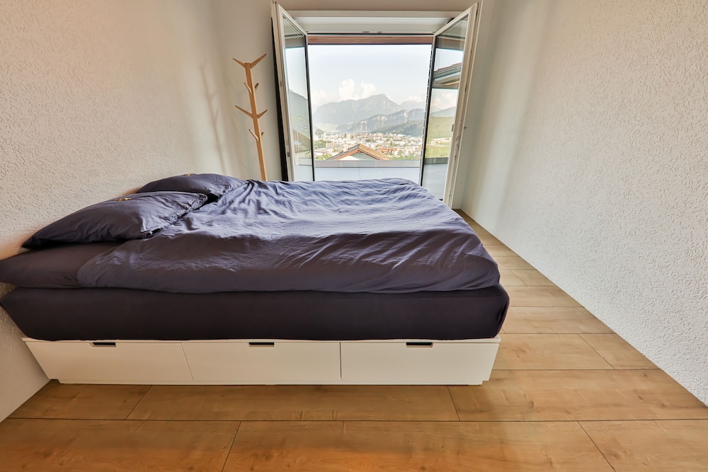 Basic Double Room, 1 King Bed (18-40 years only) photo 1