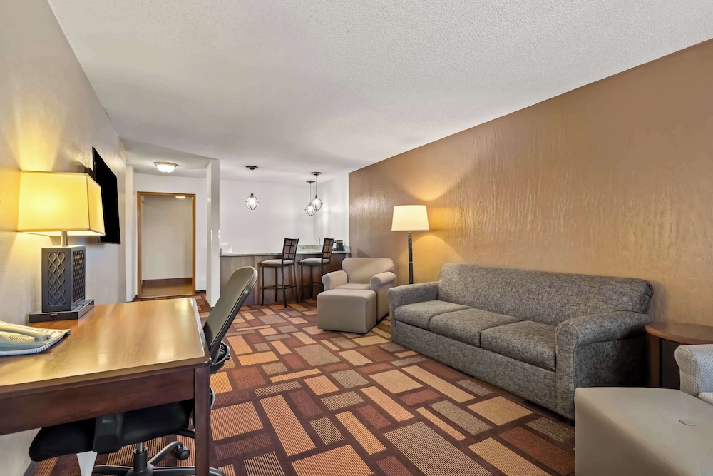 Deluxe Studio Suite, 2 Queen Beds, Non Smoking, Refrigerator & Microwave (with Sofabed) - Photo 1